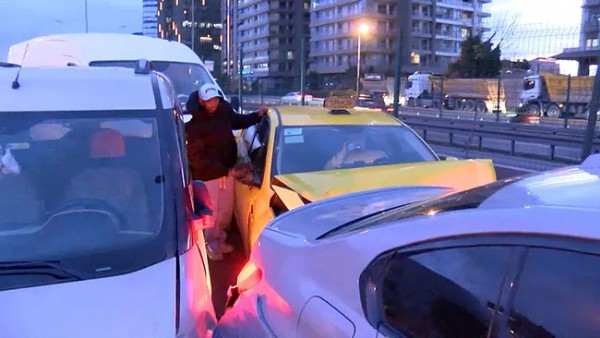 İstanbul'da feci kaza! 6 araç birbirine girdi